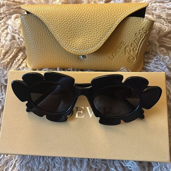 Loewe Paula Ibiza Flower
Shaped Sunglasses in Black / New in Box and Case - Picture 6 of 10